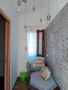 un baño con un jarrón sobre una mesa en una habitación en Casa Gaia, en San Giuliano Terme