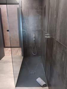 d'une douche avec une porte en verre et une serviette. dans l'établissement B&B Civico 4 Cremona, à Crémone