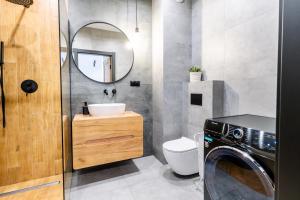 łazienka z umywalką i pralką w obiekcie Marina Relax w Iławie
