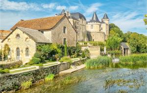 un castillo con un río delante de él en Awesome Home In Verteuil-sur-charente With Wifi, en Verteuil-sur-Charente