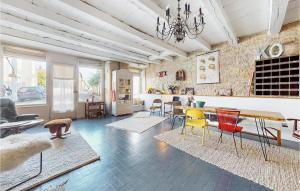 sala de estar con mesa de comedor y sillas en Awesome Home In Verteuil-sur-charente With Wifi, en Verteuil-sur-Charente