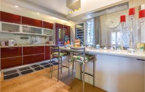 una cocina con encimera con taburetes. en Awesome Home In San Giovanni La Punta With Wi-fi, en San Giovanni la Punta