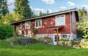 mały czerwony dom z ogródkiem w obiekcie Beautiful Home In Holbk With Kitchen w mieście Holbæk