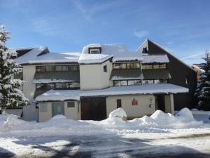 ラルプ・デュエズにあるAppartement Huez, 2 pièces, 4 personnes - FR-1-405-138の雪に覆われた家