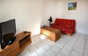 ルオムにある2 Bedroom Stunning Apartment In Ruomsのリビングルーム(赤いソファ、テレビ付)