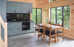 cocina con armarios blancos y suelo de madera en Cozy Home In Treungen With Wifi, en Kyrkjebygdi