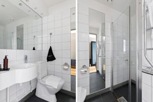 Baño blanco con aseo y lavamanos en Best Western Solna Business Park, en Solna