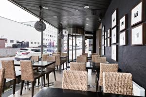 un comedor con mesas y sillas en un restaurante en Best Western Solna Business Park en Solna
