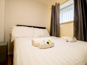 two towels on a bed in a bedroom at Spacious Well Equipped Flat - Pass the Keys in Gosforth