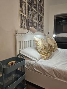 庫尼奧的住宿－Good Times Accomodation Cuneo，配有床和台灯的桌子的房间