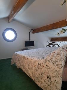 ソセ・レ・パンにあるLa locomotive - 400 m de la plageのベッドと薄型テレビのある寝室