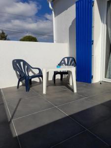 ソセ・レ・パンにあるLa locomotive - 400 m de la plageのパティオに椅子2脚とテーブル1台 +11枚の写真