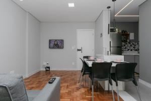 a dining room and kitchen with a table and chairs at Apto 2 quartos no Centro de BH in Belo Horizonte