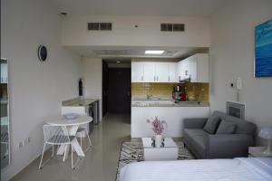 Uma área de estar em NEW! Gorgeous Studio with Beach view in RAK