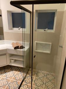 a shower with a glass door in a bathroom at Casa com ótima localização in São Sebastião