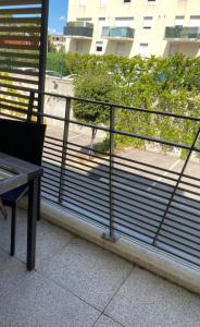 蒙佩利爾的住宿－Appartement T2 à Montpellier，阳台设有长凳,享有建筑的景致。