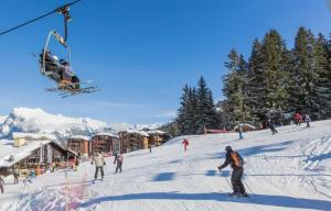 a group of people skiing on a ski lift at Appartement Morillon 4pers in Morillon