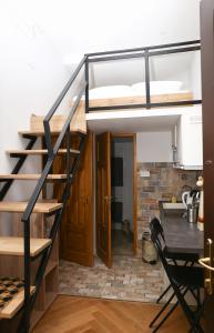 ein Hochbett in einem Zimmer mit einem Schreibtisch und einer Treppe in der Unterkunft Luxurious Apartments At City Center in Budapest