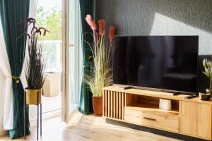 Et tv og/eller underholdning på Apartament Green Onyx przy plaży - Darmowy Parking