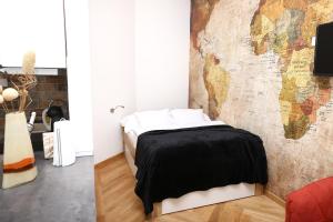 1 dormitorio con un mapa del mundo en la pared en Luxurious Apartments At City Center, en Budapest 73 fotos más