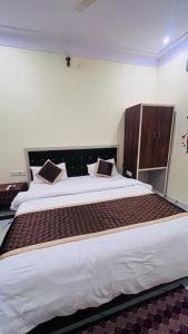 a bedroom with a large bed in a room at The Comfort Home Stay Ranthambhore in Sawāi Mādhopur