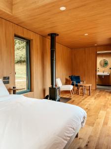um quarto com uma cama e um fogão numa sala em Bleu Minuit La Source em Wolxheim
