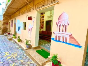 un edificio con pinturas al costado. en Hotel Sandstone Villa,, en Jaisalmer
