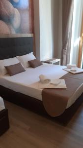 1 dormitorio con 1 cama con 2 toallas en Dante Relais, en Nápoles