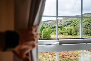 uma janela com vista para a montanha em Ty Afon - River House em Beddgelert