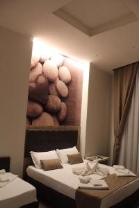 una habitación de hotel con 2 camas y un cuadro en la pared en Dante Relais, en Nápoles