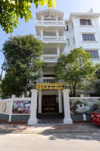 budynek z znakiem hotelowym przed nim w obiekcie Royal Hotel Sài Đồng - Long Biên w mieście Hanoi