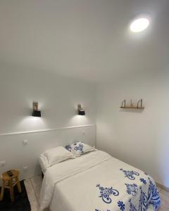 - une chambre avec un lit et deux lumières sur le mur dans l'établissement Chez k - Studio - Proche Centre - Parking, à Sainte-Savine