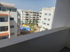einen Blick auf den Pool vom Balkon eines Gebäudes in der Unterkunft luxu appart siesta beach resort in Mohammedia