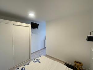 Cette chambre comprend un lit et une télévision murale. dans l'établissement Chez k - Studio - Proche Centre - Parking, à Sainte-Savine