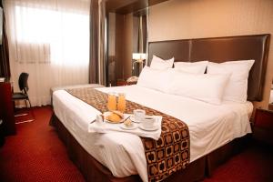 Cama ou camas em um quarto em Hotel Carrera