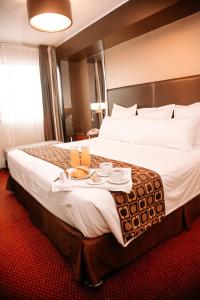 Cama ou camas em um quarto em Hotel Carrera