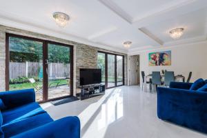 Μια τηλεόραση ή/και κέντρο ψυχαγωγίας στο Spacious & Elegant 5 Bed Detached in Worsley, Manchester- The Green