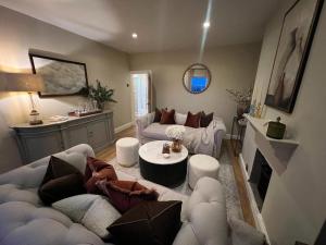 - un salon avec un canapé et une table dans l'établissement Luxury apartment, 60 High St, St Martins, à Lincolnshire