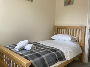 1 dormitorio con 1 cama con 2 toallas en Newly built 3 Bed house with ample parking 1 en Balderton