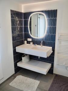 een badkamer met een wastafel en een spiegel bij Villa de prestige vue sur Baie de Canche in Le Touquet-Paris-Plage +28 foto's