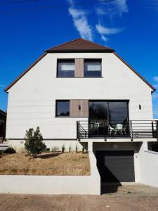 een wit huis met een balkon aan de zijkant bij Villa de prestige vue sur Baie de Canche in Le Touquet-Paris-Plage