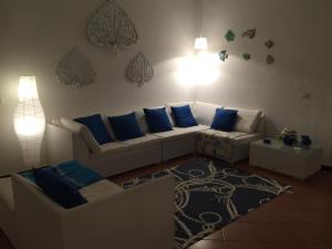 A seating area at Villa sul mare Rosa Marina