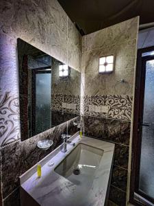 y baño con lavabo y espejo. en Sky Light Wadi Rum en Wadi Rum