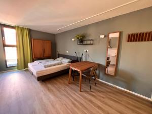 1 dormitorio con cama y mesa de madera en Short Stay Wageningen, en Wageningen