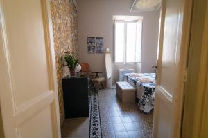 Una pequeña habitación con una cama y una ventana. en Il Clivo, en Roma 19 fotos más