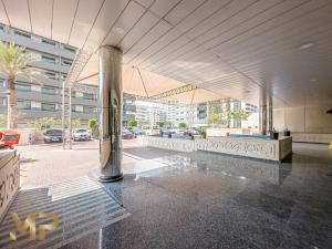 un hall d'un immeuble avec une planche de surf sur le sol dans l'établissement Marco Polo - Cozy Apt Close to Metro, Beach Dubai Marina Mall, à Dubaï
