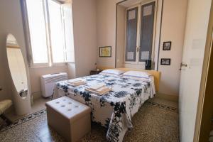 Un dormitorio pequeño con una cama y una ventana. en Il Clivo, en Roma