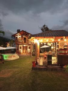una casa con patio al aire libre por la noche en Tiny Celina House, en Baños