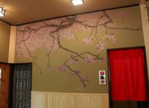 Una pared con una pintura de flores. en 那須リゾートMOMIJI room stay, en Nasu