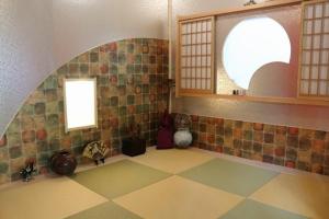 Habitación con suelo de baldosa y ventana. en 那須リゾートMOMIJI room stay, en Nasu
